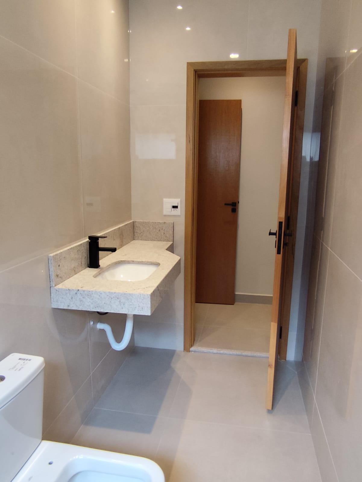 foto do anúncio Casa à venda no Jardim Chamonix, região Leste de Londrina/PR. Residência nova com 161m² de construção em terreno de 250m², pronta para morar!